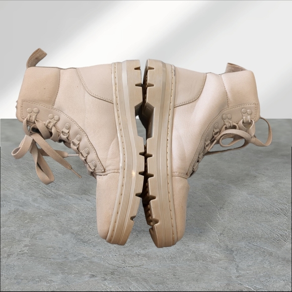 Dr martens comb style lace up boots size 9 light gray - Picture 12 of 15